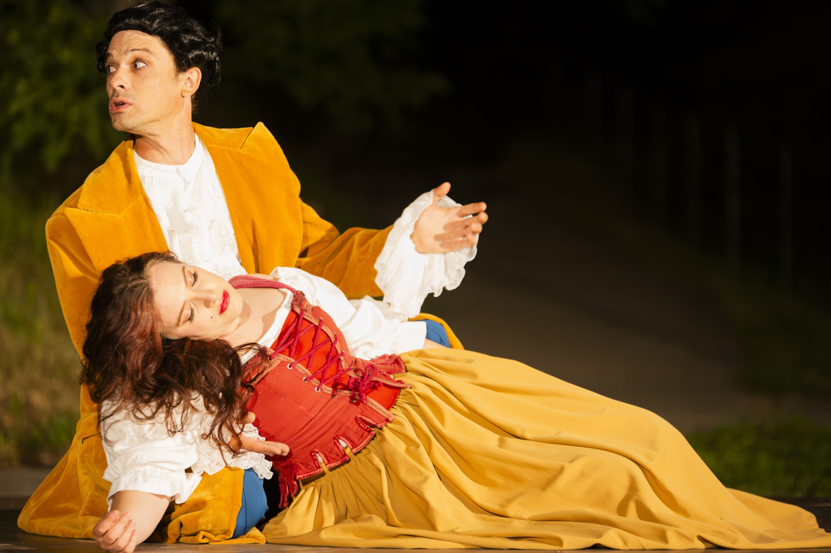 Der Cavaliere (Hermann Bedke) fängt Mirandolina (Anna Fink) auf.