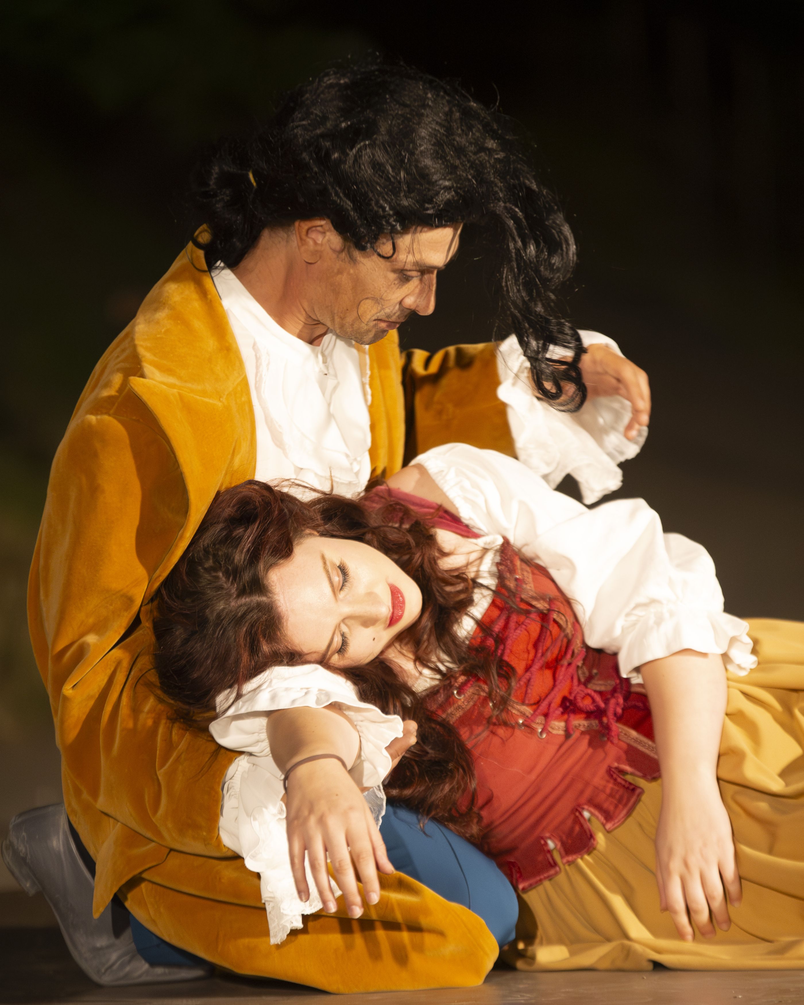 Der Cavaliere (Hermann Bedke) hält die ohnmächtige Mirandolina (Anna Fink) in seinen Händen.
