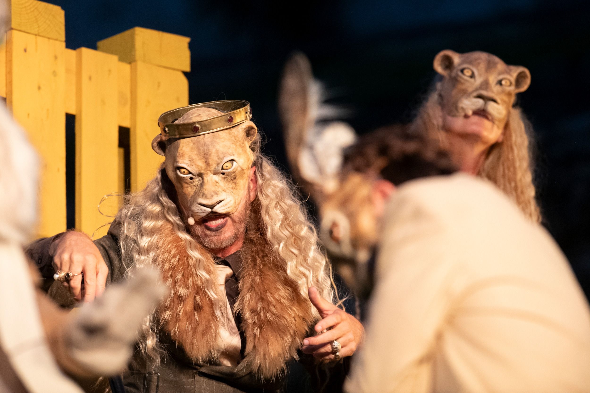 koenig nobel hannes holzer spricht zu seinen untertanen 