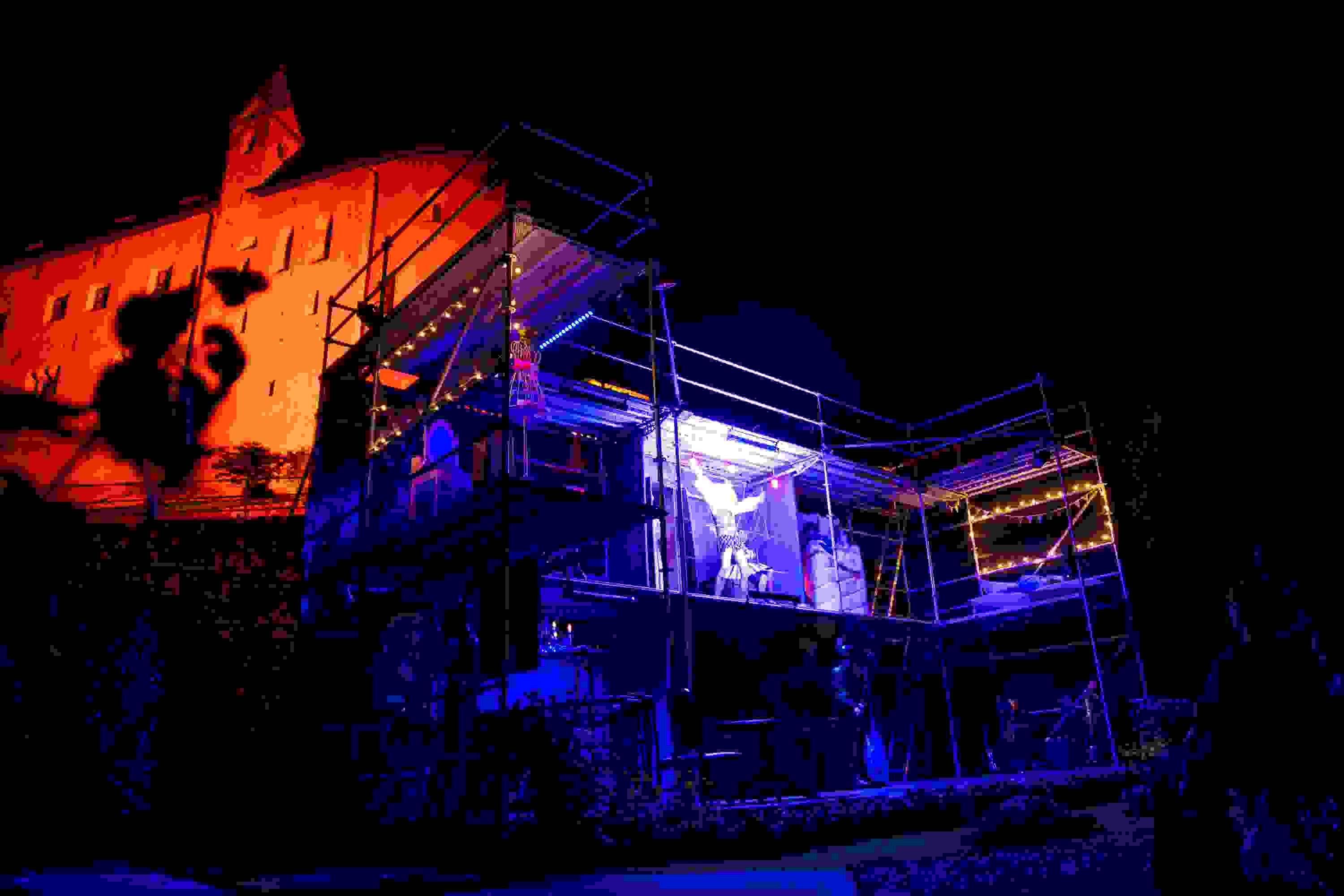 konrad hochgruber auf der buehne in der vorburg von schloss 