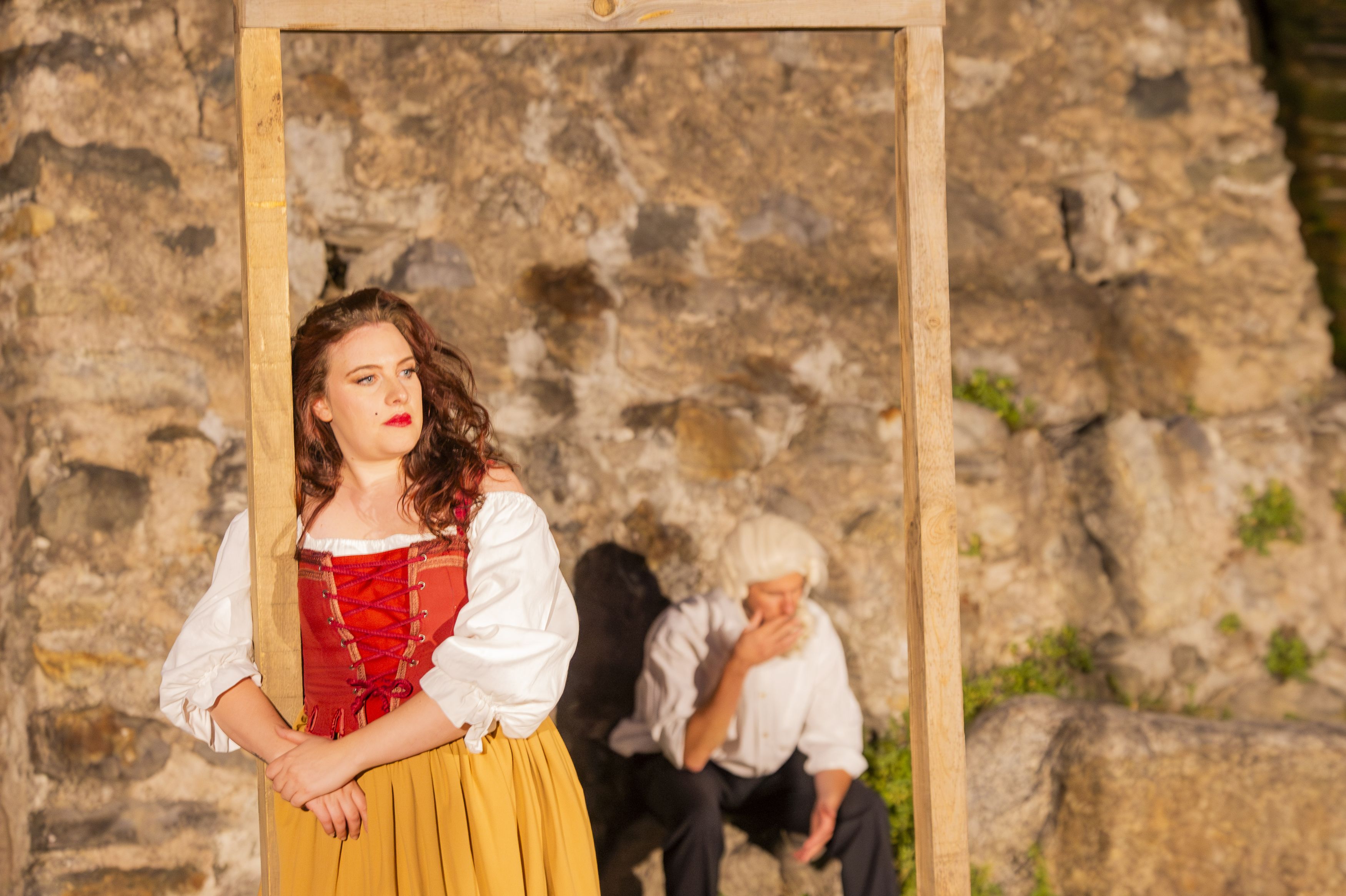 Mirandolina (Anna Fink) und ihr verzweifelter Diener Fabrizio (Christian Schwarz)